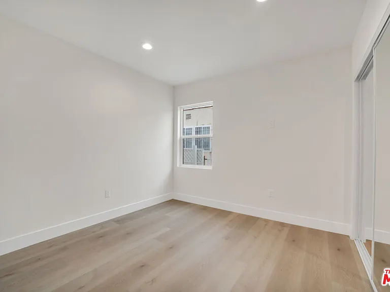 529 W 90th St — Photo 14