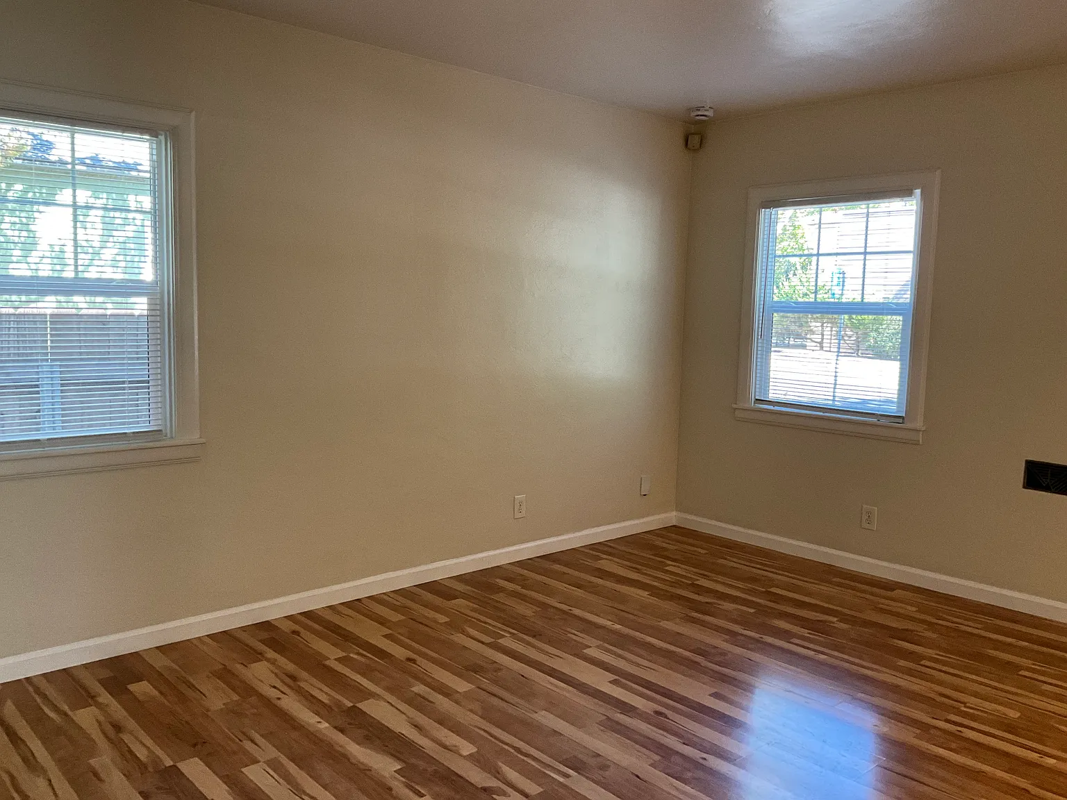 2 bed, 800 sqft, $2,300 — Photo 2