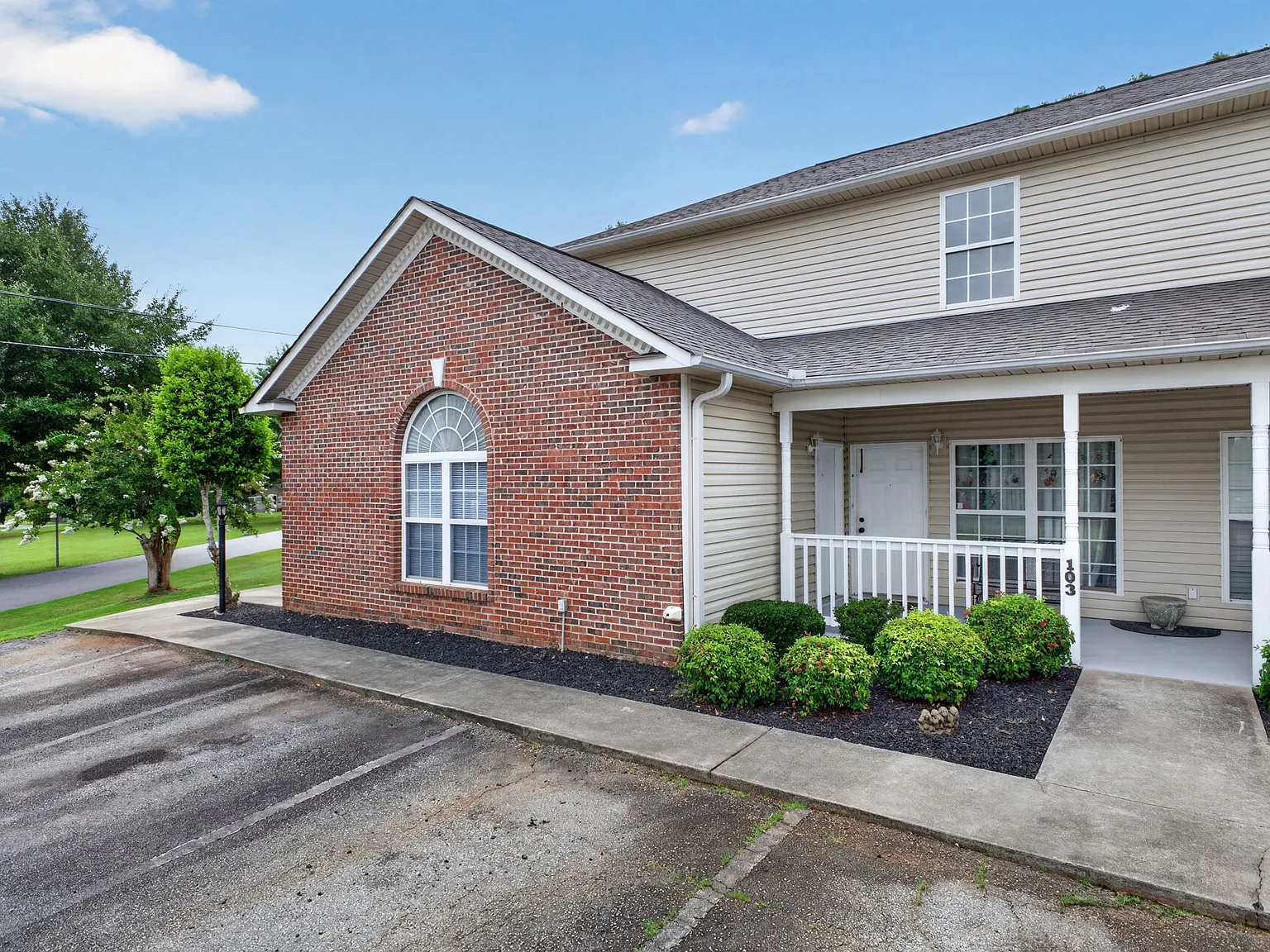 3 bed, 2.5 bath, 1367 sqft, $1,795 — Photo 1