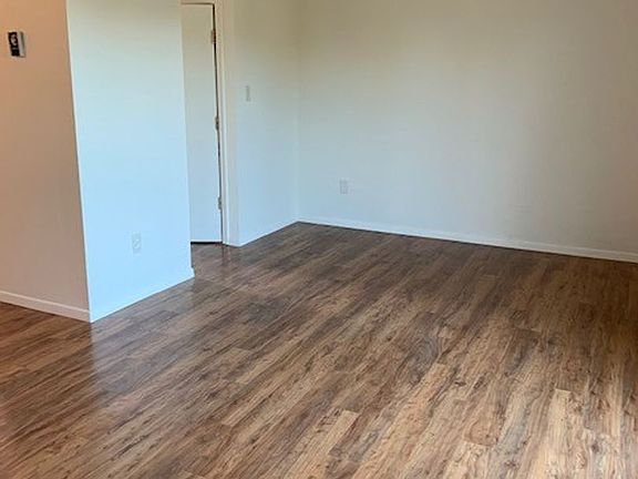5th image of 1211 Summers Ln