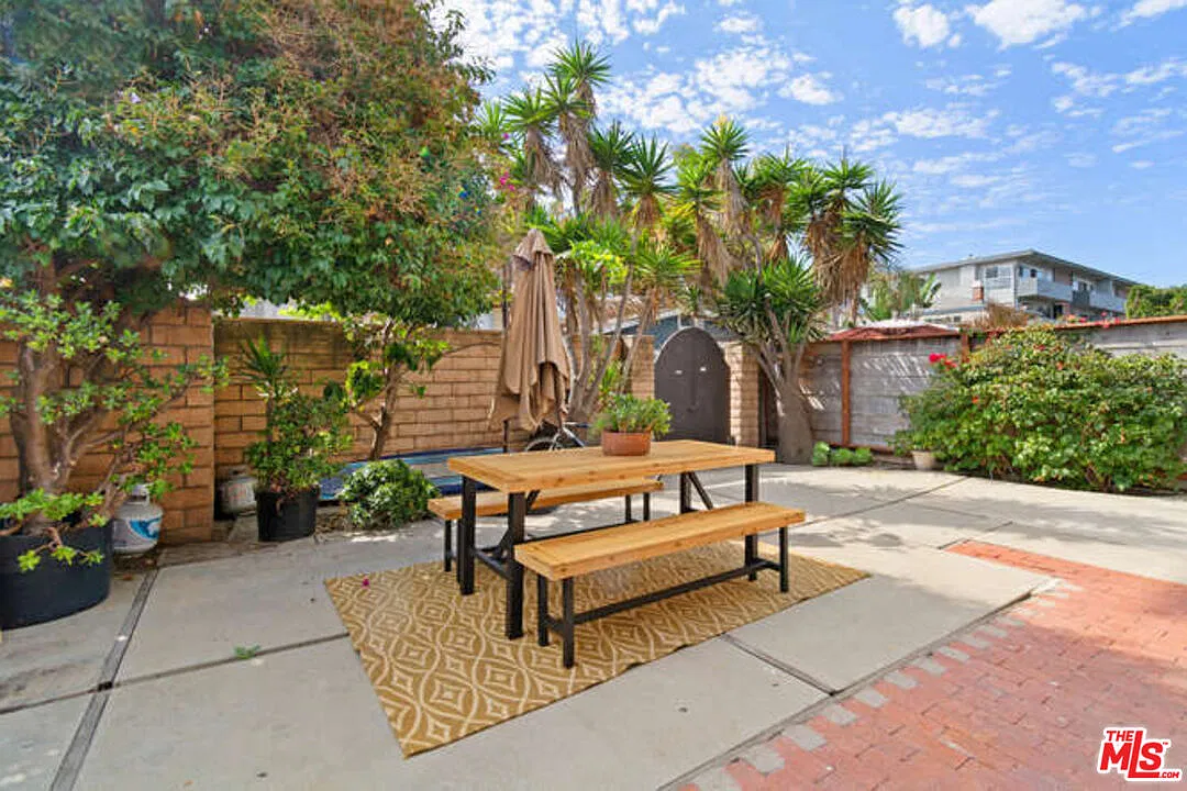 2 bed, 2.0 bath, 950 sqft, $4,750 — Photo 2