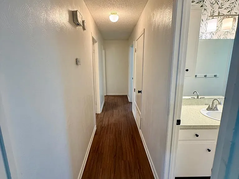 403 E Lynnwood Ln — Photo 8