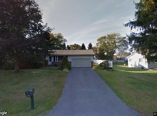 8 Appleblossom Ln, Voorheesville, NY 12186