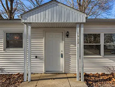 1902 Meadow Dr — Photo 3