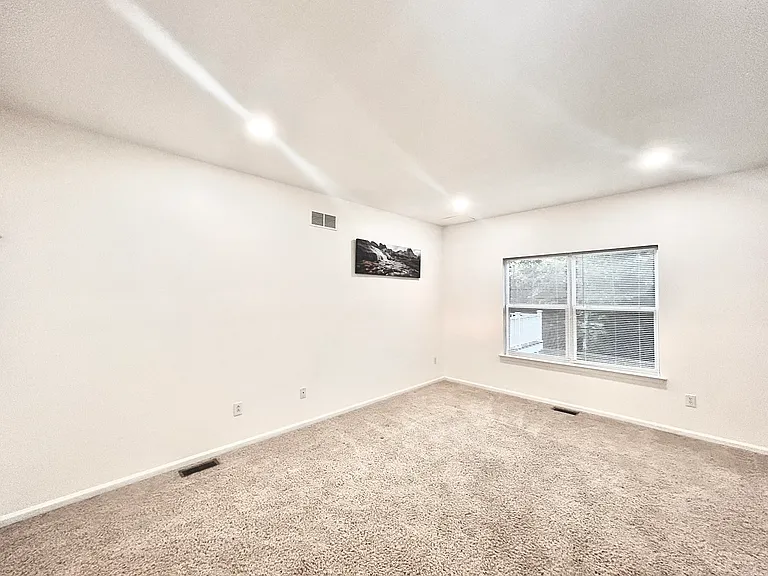 1077 Tudor Dr — Photo 9