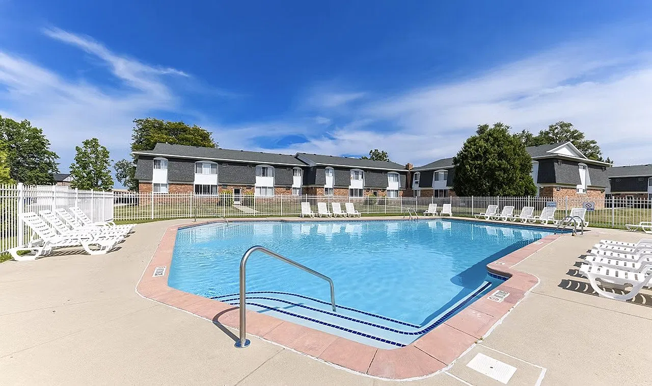 Oakland Mall Apartments — Photo 1
