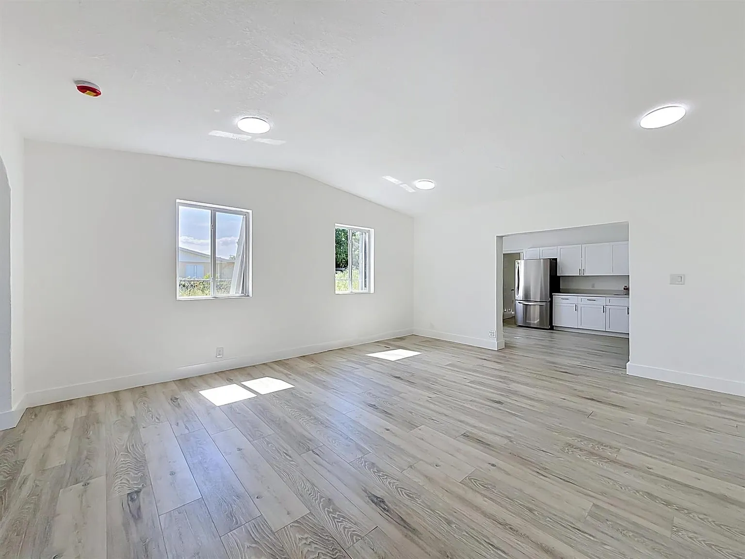 4 bed, 1896 sqft, $3,599 — Photo 2