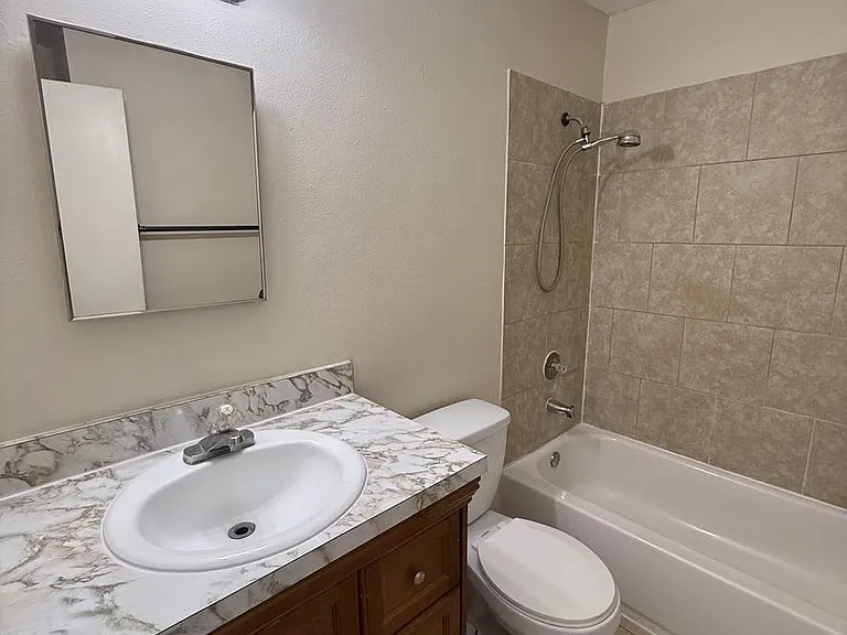 1001 Spring Meadow Dr — Photo 12