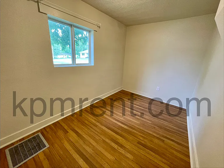 303 Chestnut St — Photo 11