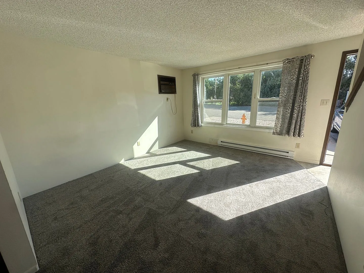 Two bedroom, One and one half bathroom townhouse. — Photo 3
