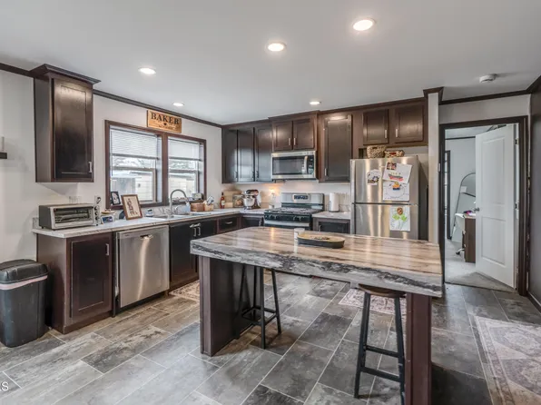 1008 Frontier Trl, Mandan, ND 58554