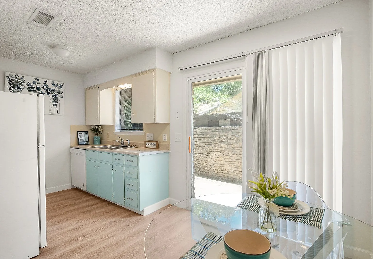 2 bed, 1.0 bath, 833 sqft, $1,450 — Photo 2