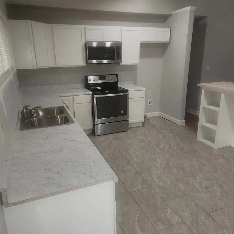 8600 Everett St — Photo 1