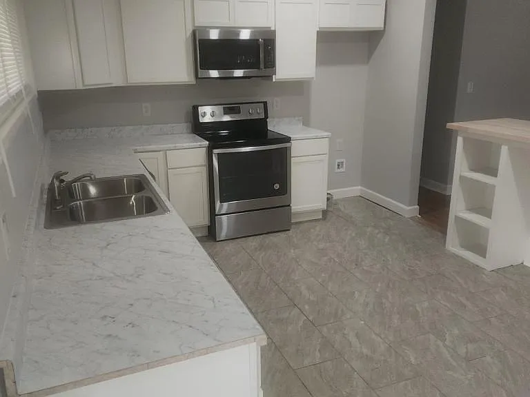 8600 Everett St — Photo 1