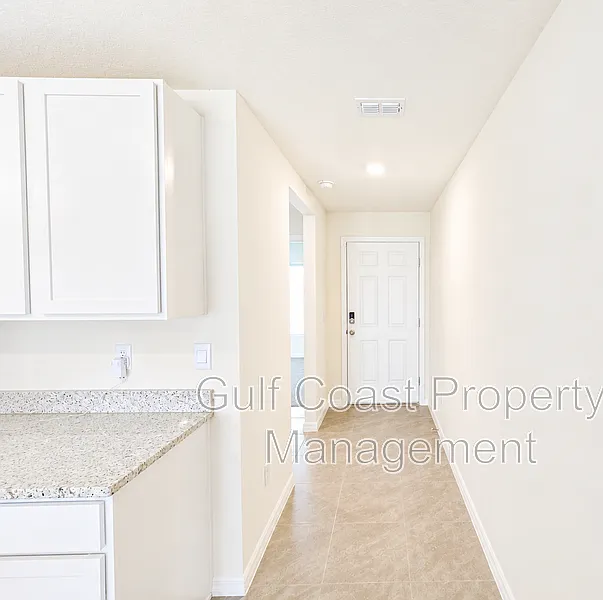 4 bed, 3.0 bath, 2371 sqft, $2,550 — Photo 2