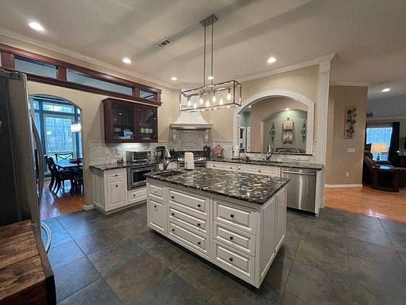 3rd image of 11879 Red Oak Dr