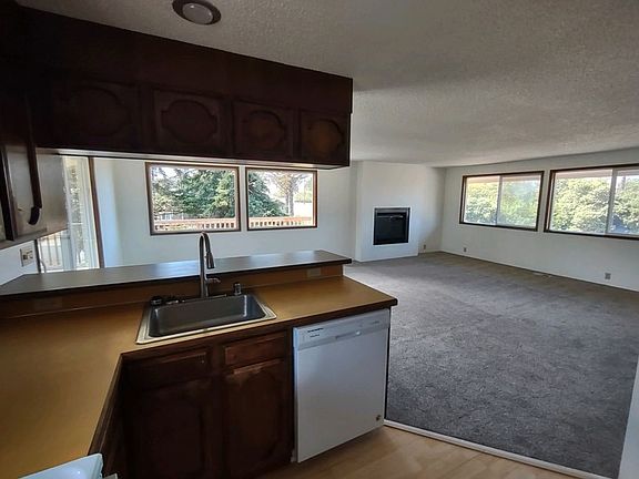 4th image of 528 Puffin Ave NE
