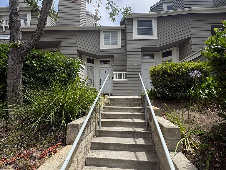 1018 Gilbert Ln — Photo 2
