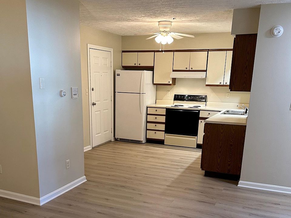 Entry door to kitchen