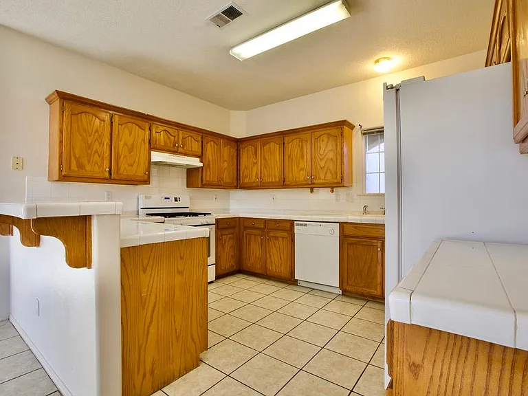 7436 Peregrine Rd NE — Photo 3