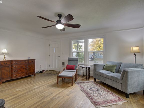 3rd image of 806 N 8th Ave