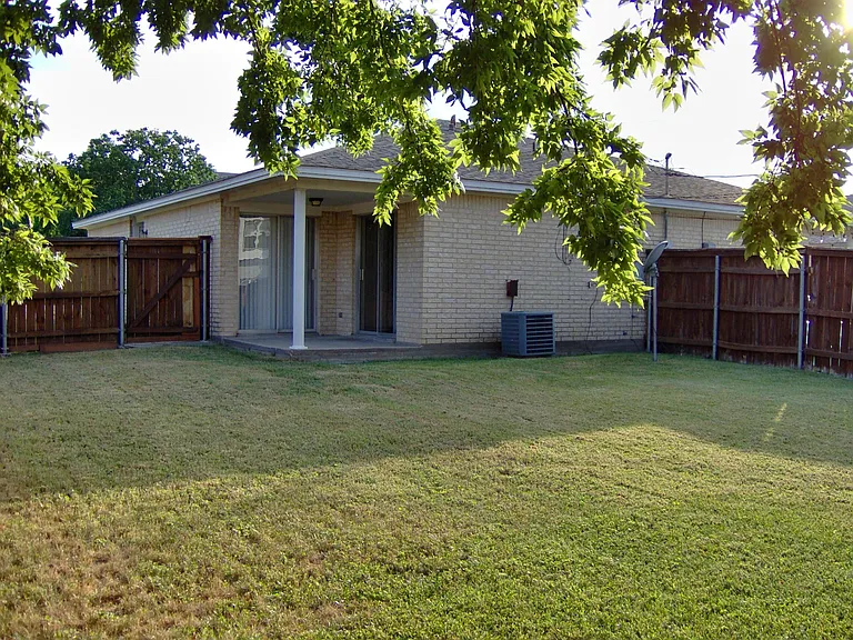 Crest St — Photo 17