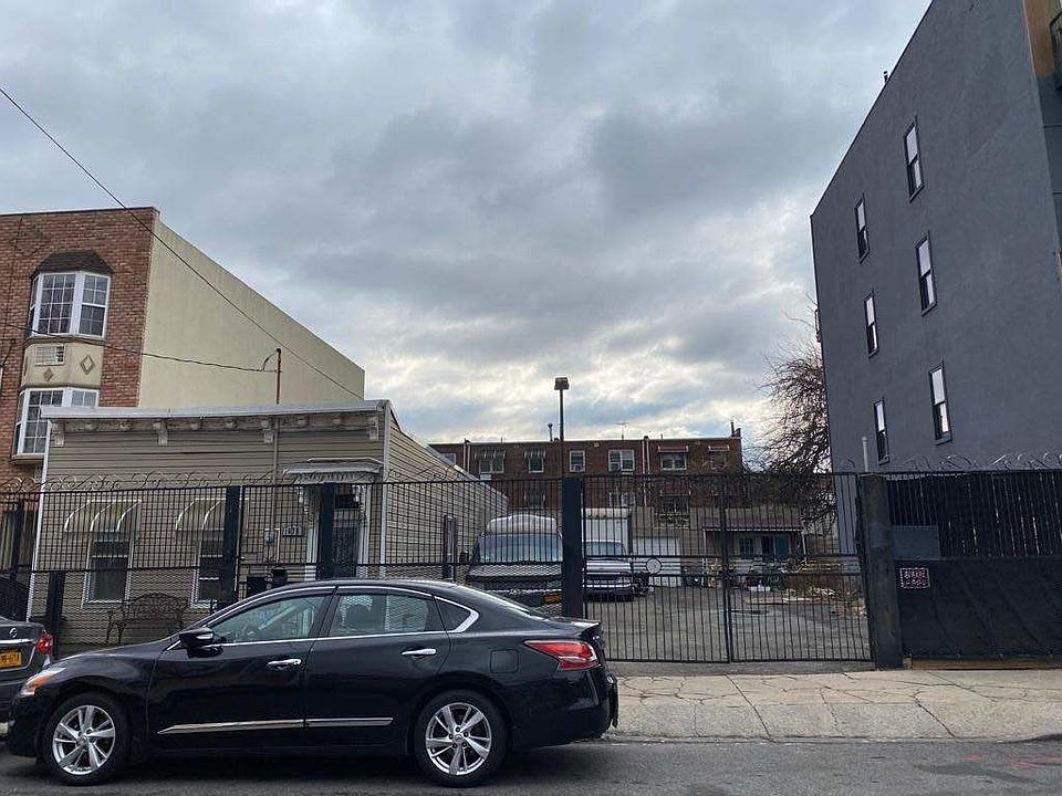 2nd image of 674 Rutland Rd