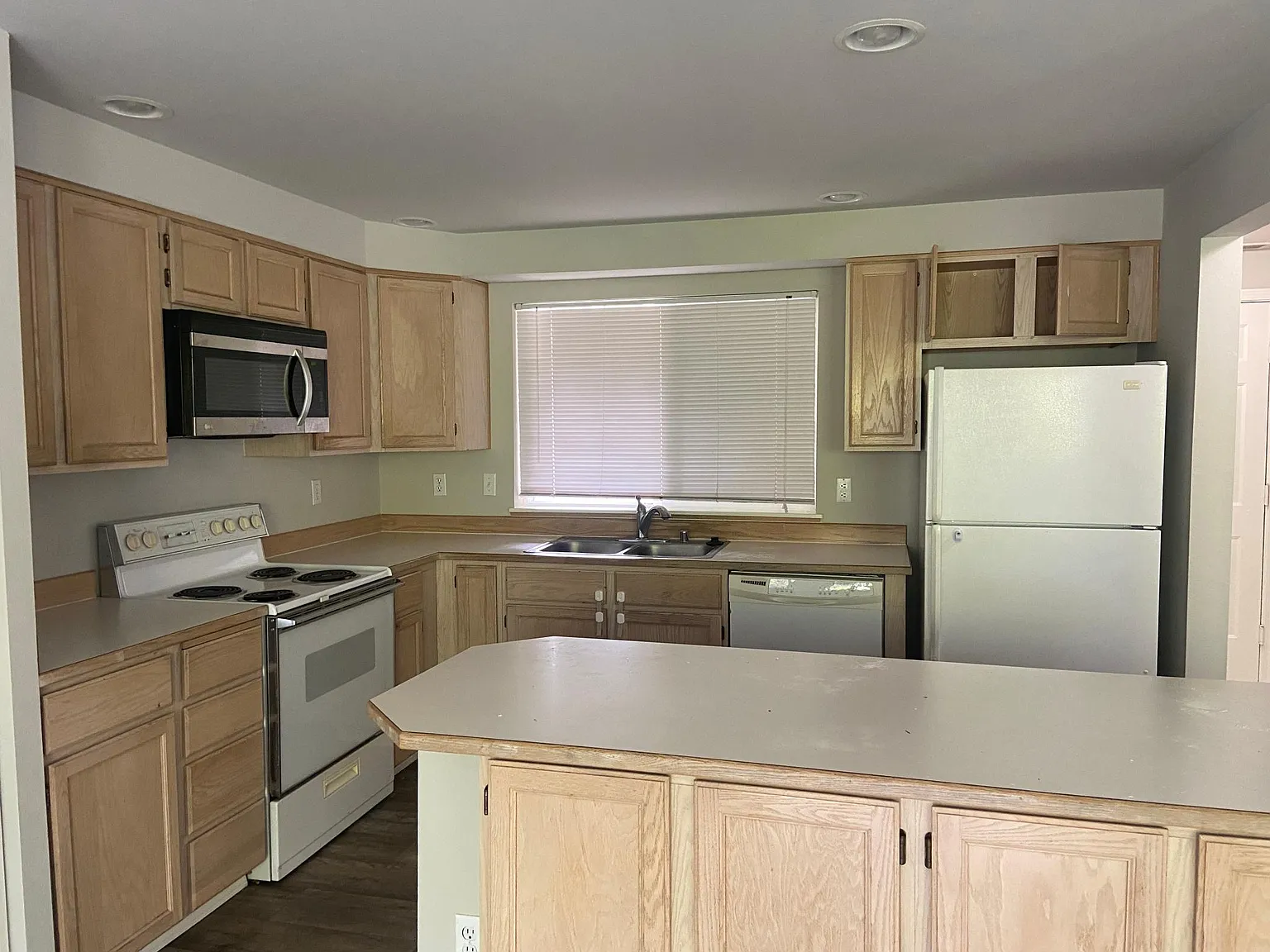 3 bed, 2.5 bath, 1400 sqft, $2,595 — Photo 2