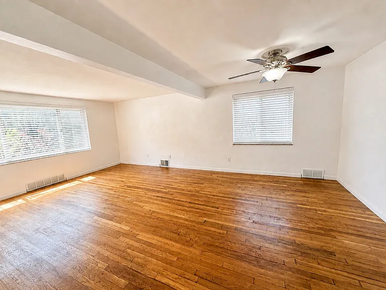 150 Sceneridge Ave #1 — Photo 4