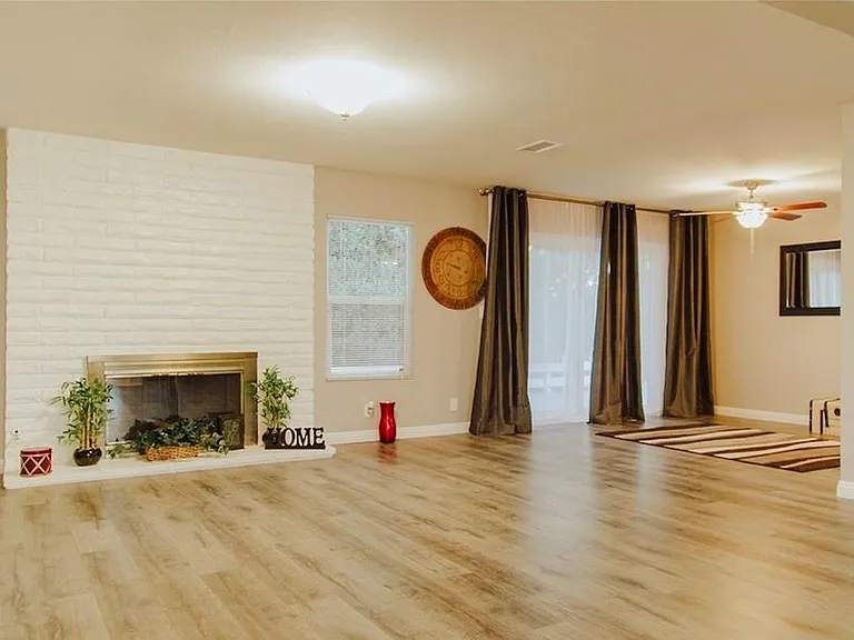 1710 Rolling Hills Dr — Photo 3