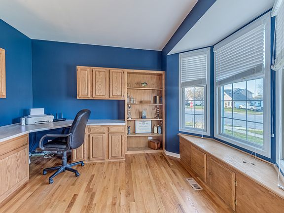 4th image of 204 E Maplewood Dr