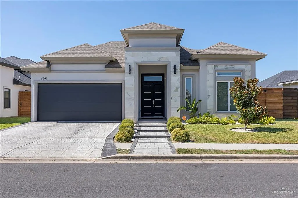 3 bed, 2.5 bath, 1919 sqft, $2,600 — Photo 1