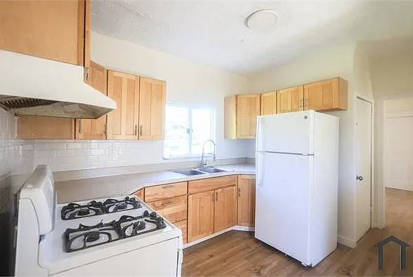 420 W 21st St — Photo 16
