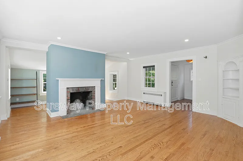 4 bed, 2.5 bath, 3229 sqft, $5,400 — Photo 2