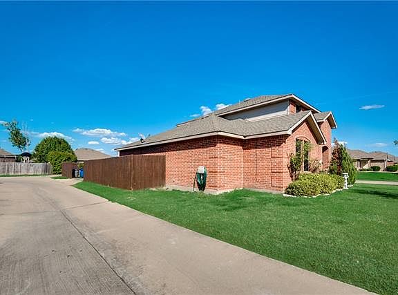 3rd image of 2916 Meadow Bluff Dr