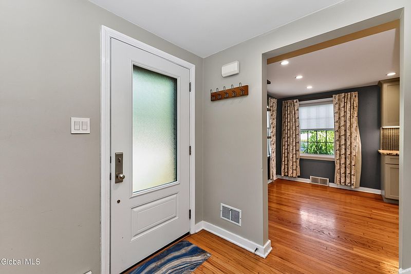 5th image of 209 Colonial Avenue