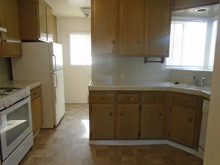 2714 Cedar St — Photo 5