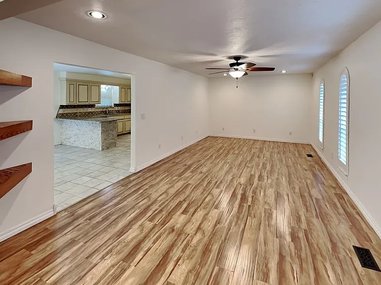 908 East Dr — Photo 5