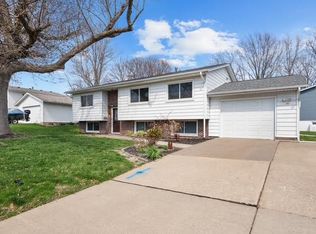 2103 Fairmeadows Dr, Bettendorf, IA 52722