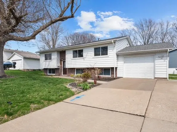 2103 Fairmeadows Dr, Bettendorf, IA 52722