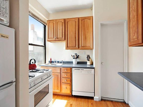 3rd image of 44 W 96th St APT 6-B