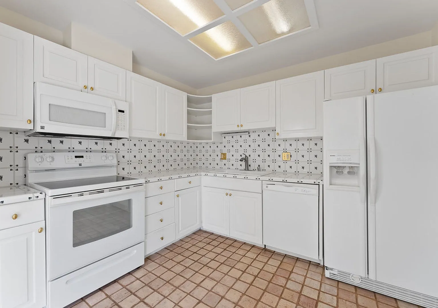 Crown Jewel of the Beachcliff Community Homes — Photo 4