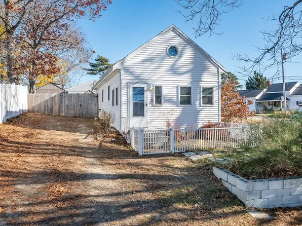 26 Agawam Lake Shore Dr, Wareham, MA 02571
