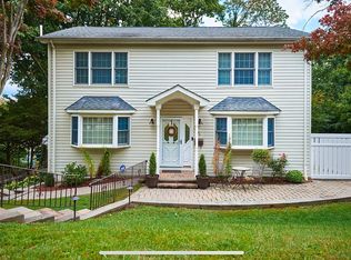 70 Hilltop Ter, Bloomingdale, NJ 07403