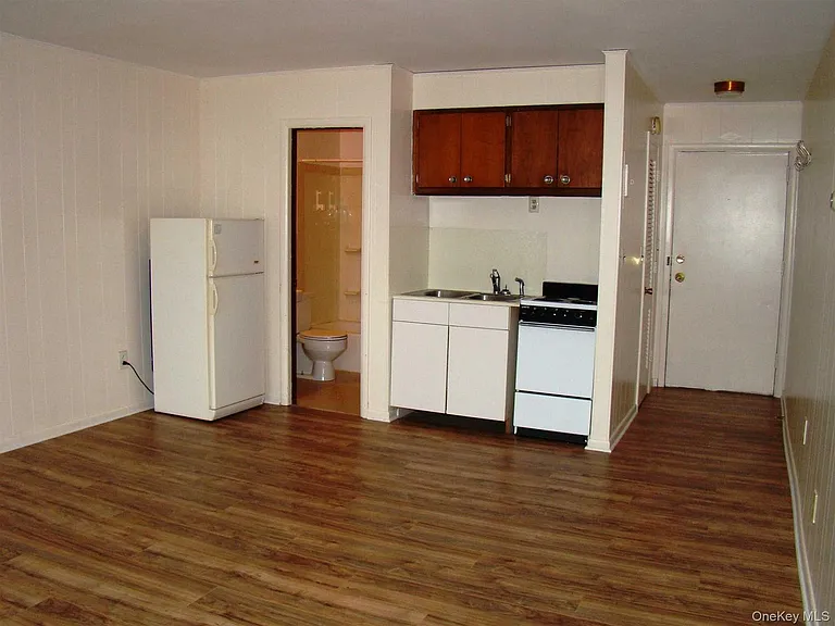 349 Hooker Ave #4 — Photo 1