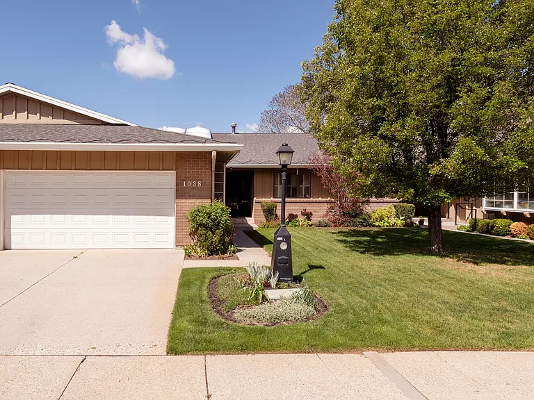 1038 S Oak Hills Way — Photo 37