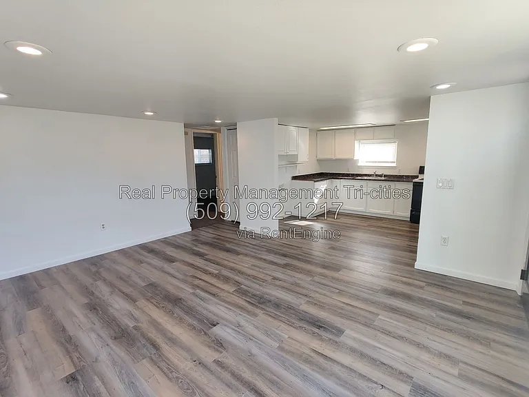 1110 Potter Ave — Photo 2