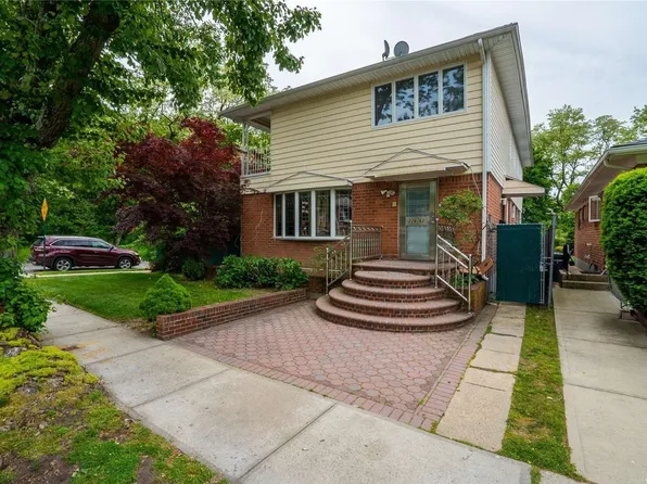 22662 77th Ave, Oakland Gardens, NY 11364