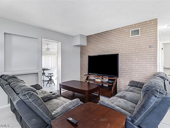 5th image of 941 Hyacinth St
