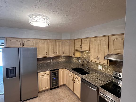 5th image of 610 Dade Ln #610